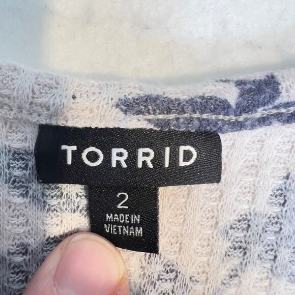 Torrid Button Shirt Woman 2 V-Neck White w/ Red & Blue Floral Stretchy Cottage - Picture 2 of 11